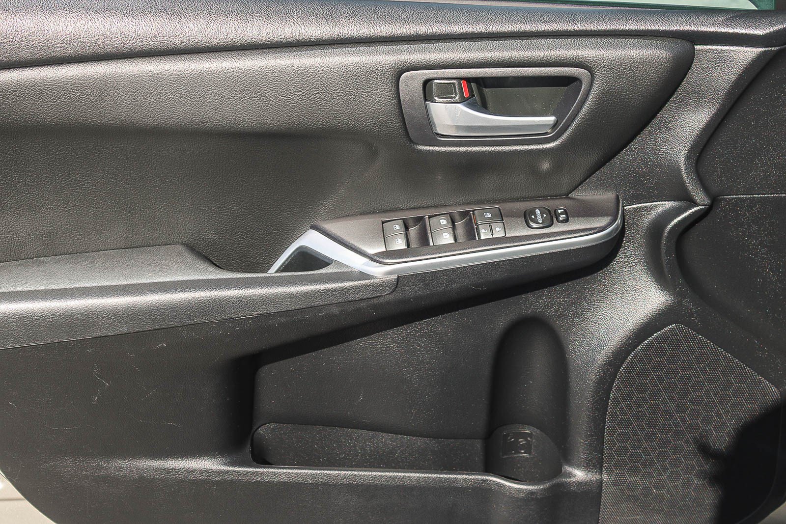 Used 2015 Toyota Camry SE FWD image 21