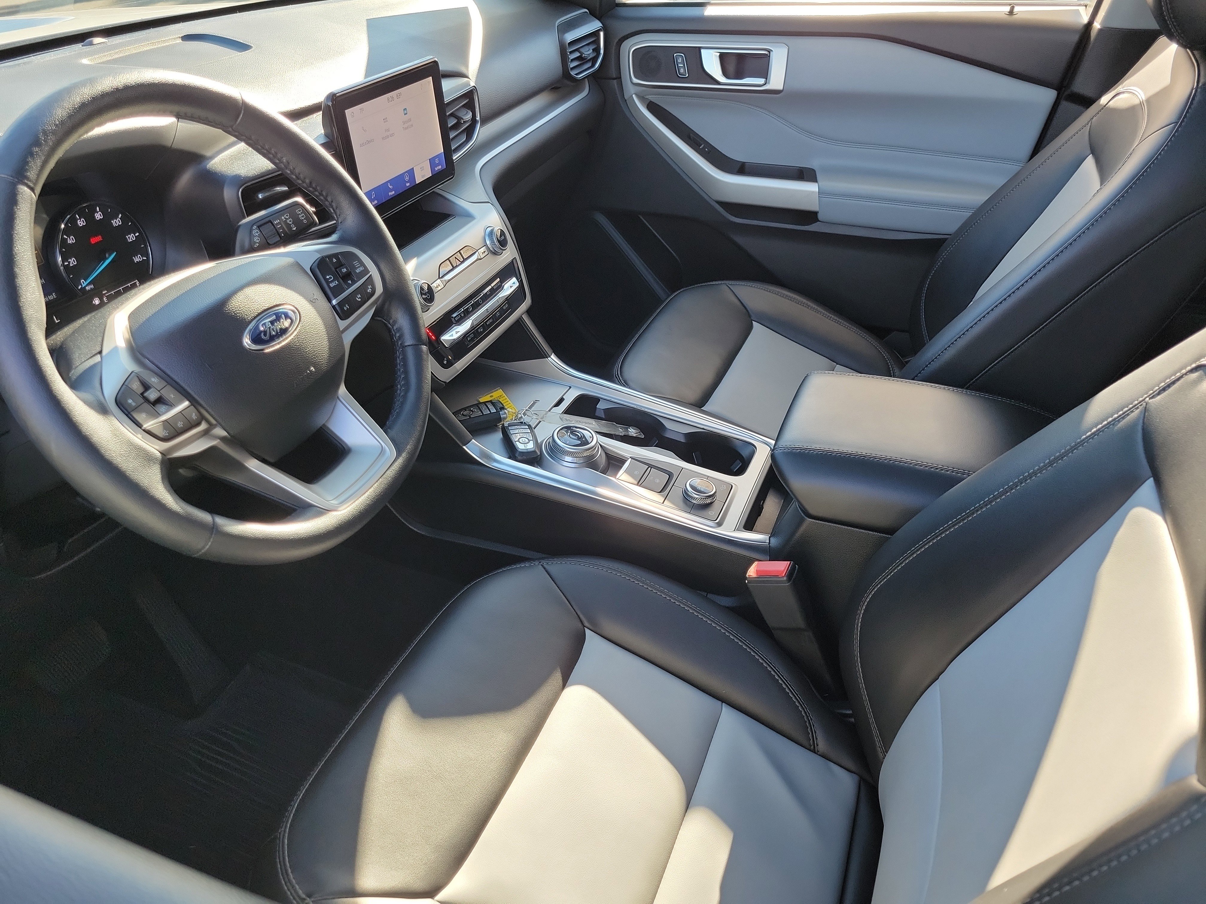 Certified 2022 Ford Explorer XLT w/ Equipment Group 202A image 3