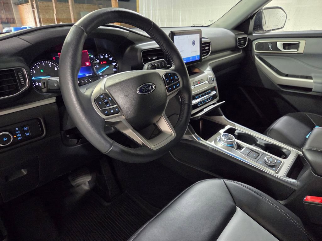 Used 2023 Ford Explorer XLT w/ Equipment Group 202A image 4
