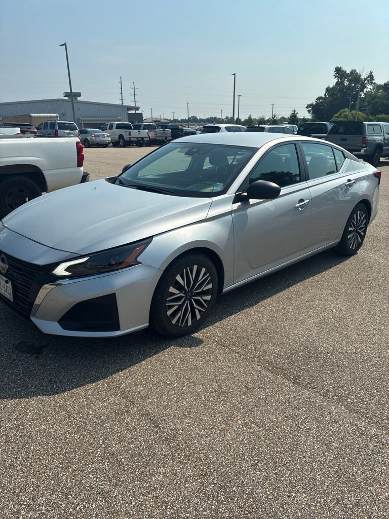 Used 2024 Nissan Altima 2.5 SV