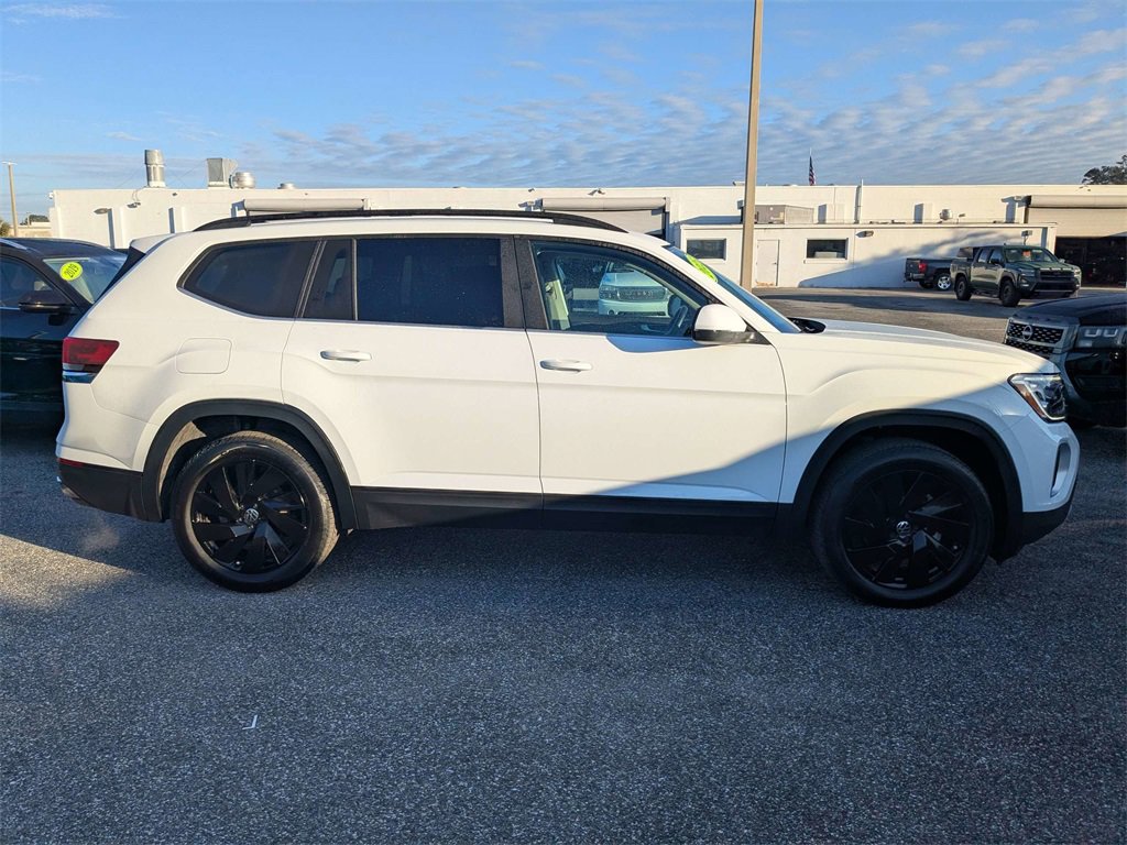 Used 2025 Volkswagen Atlas SE w/ Black Wheel Package image 3