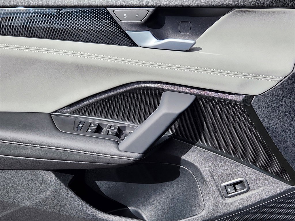 New 2025 Volkswagen Tiguan SE image 3