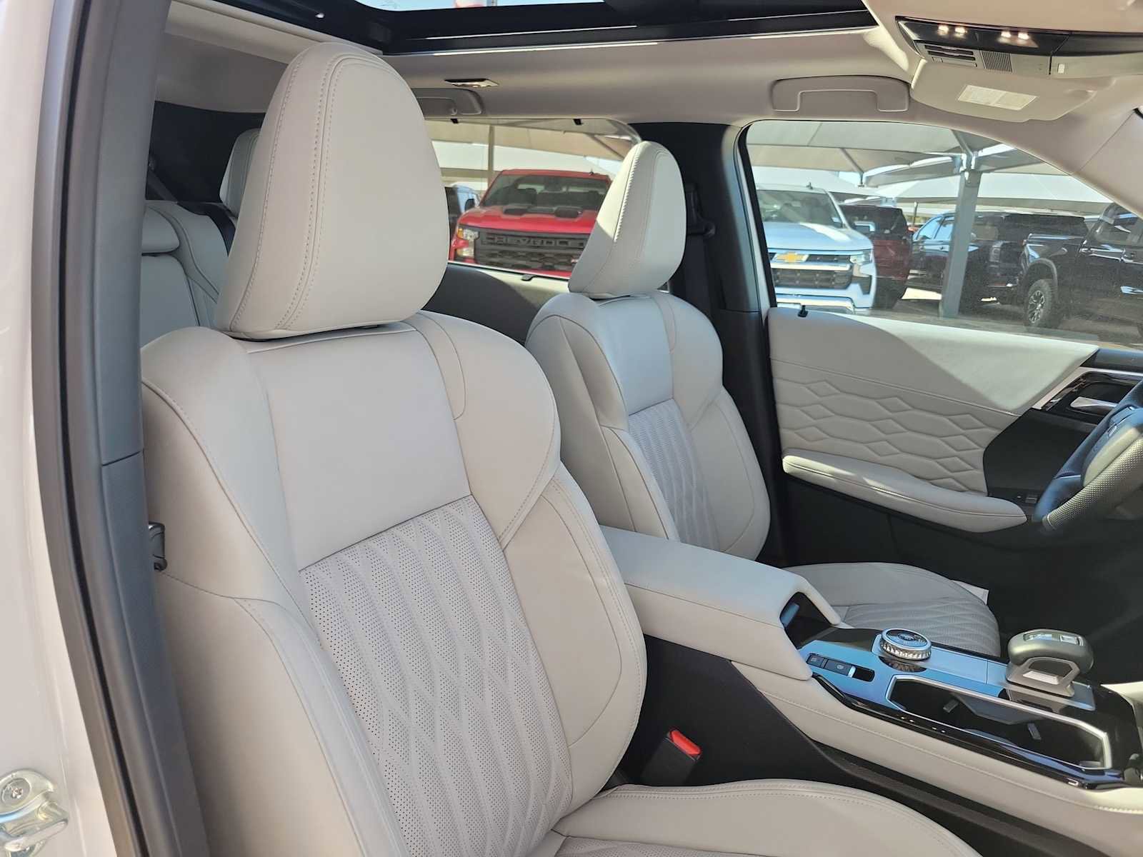 Used 2025 Mitsubishi Outlander SEL image 14