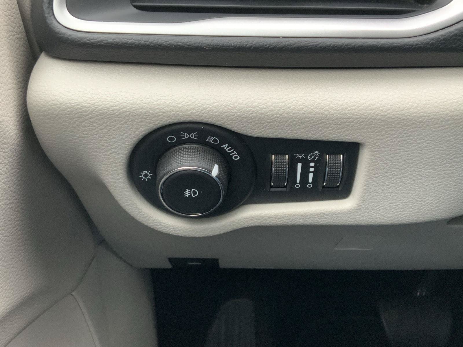 Used 2017 Chrysler Pacifica Touring-L FWD image 25