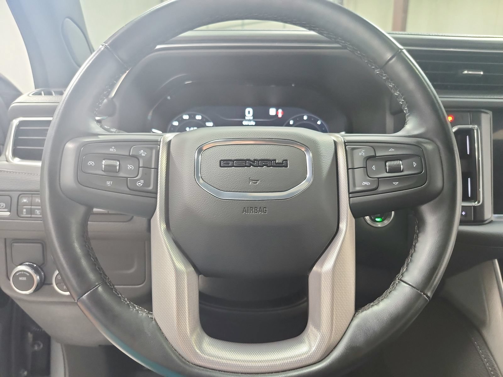 Used 2023 GMC Yukon XL Denali RWD image 25