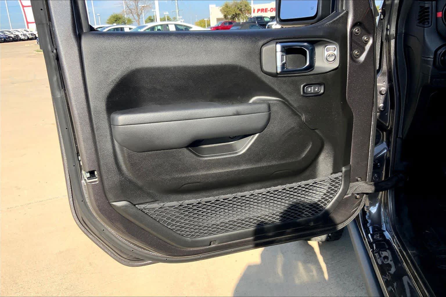 Used 2025 Jeep Gladiator Rubicon w/ Convenience Group AWD/4WD image 21