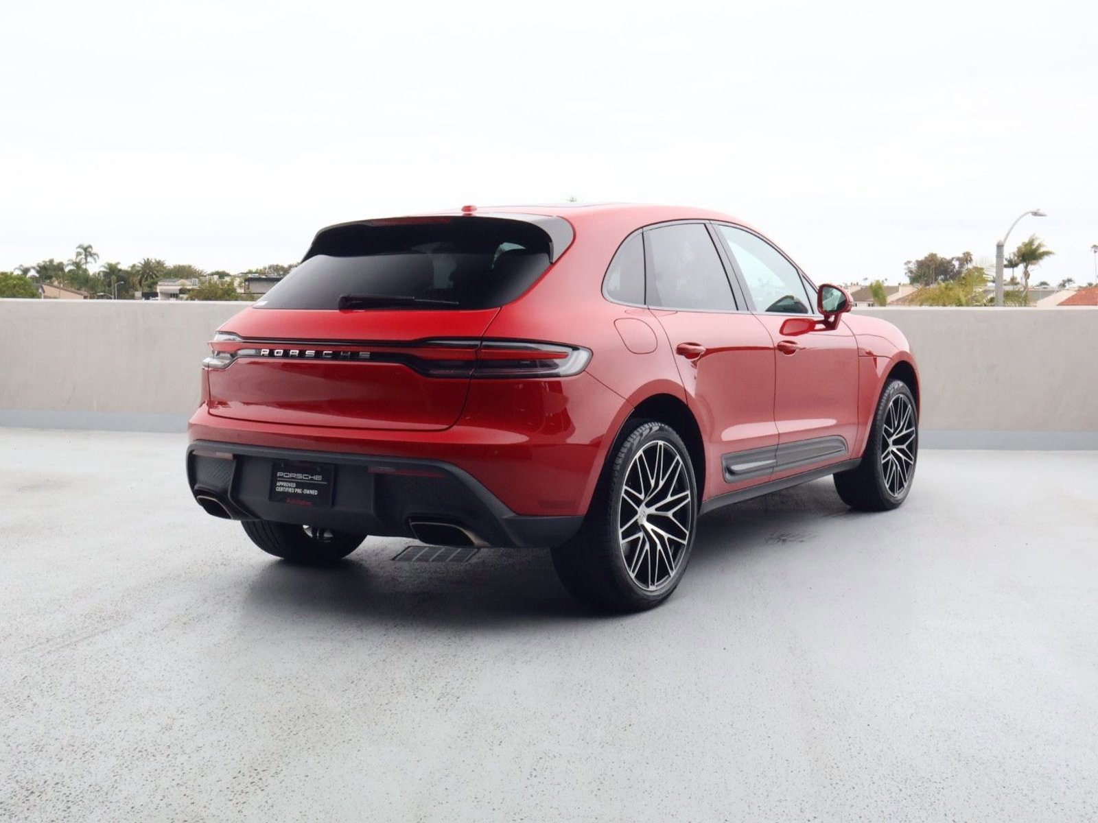 Certified 2025 Porsche Macan AWD/4WD image 9