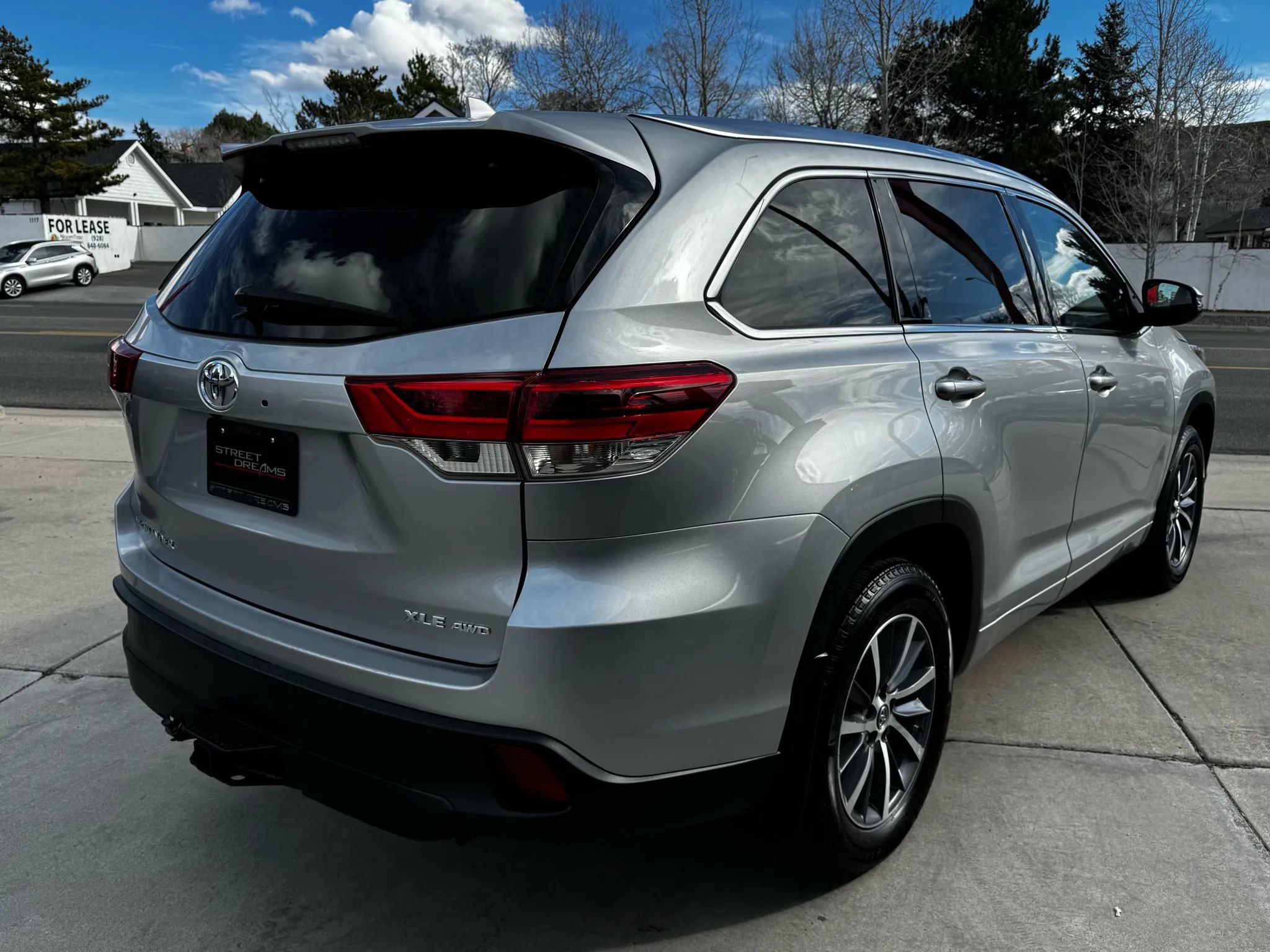 Used 2017 Toyota Highlander XLE AWD/4WD image 5