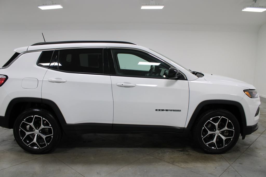 Used 2024 Jeep Compass Latitude image 10