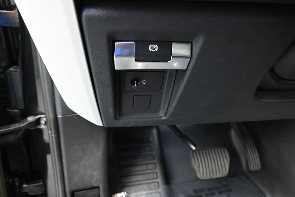 Used 2023 Land Rover Defender 130 SE AWD/4WD image 13