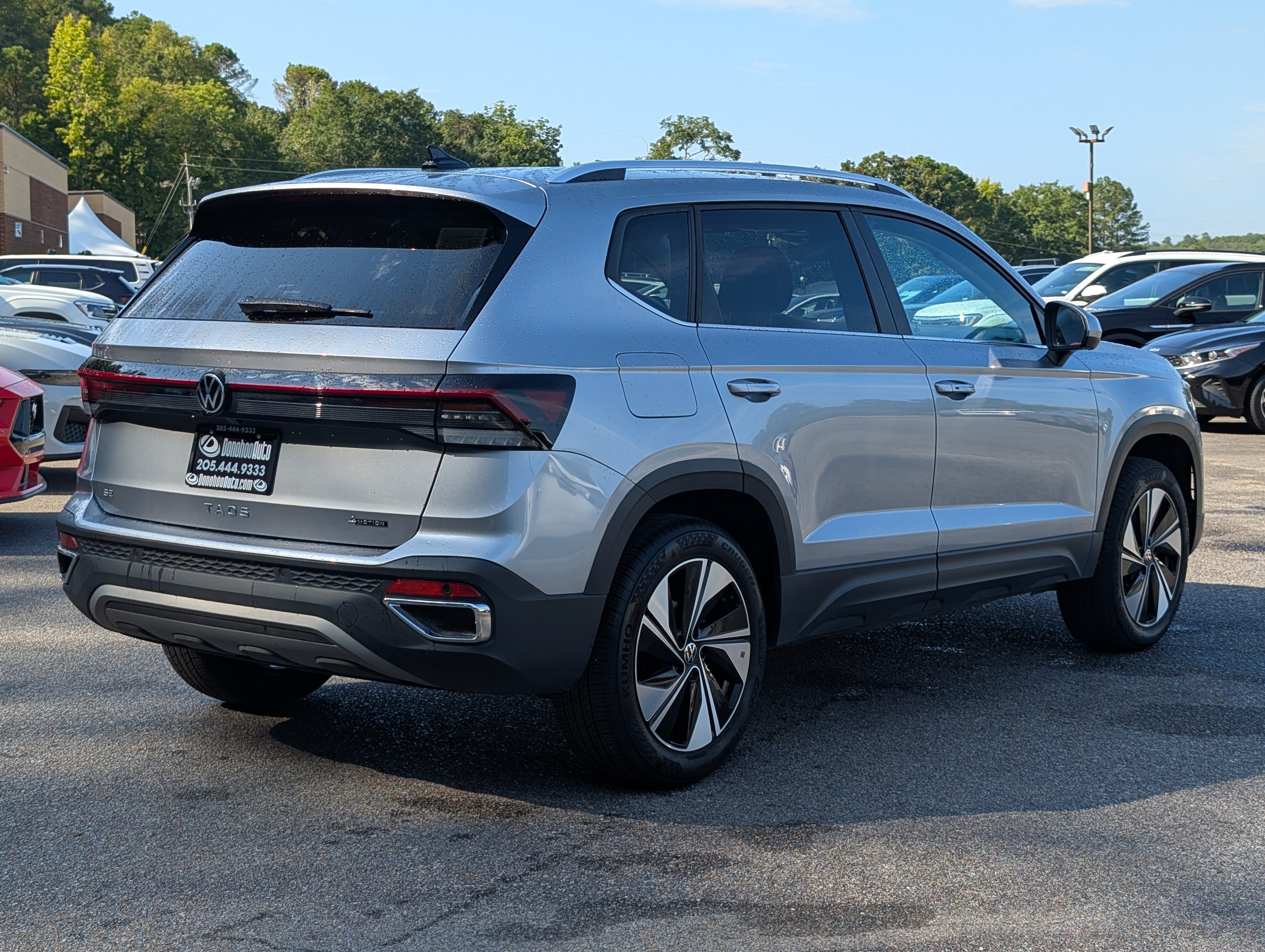Used 2025 Volkswagen Taos SE AWD/4WD image 9