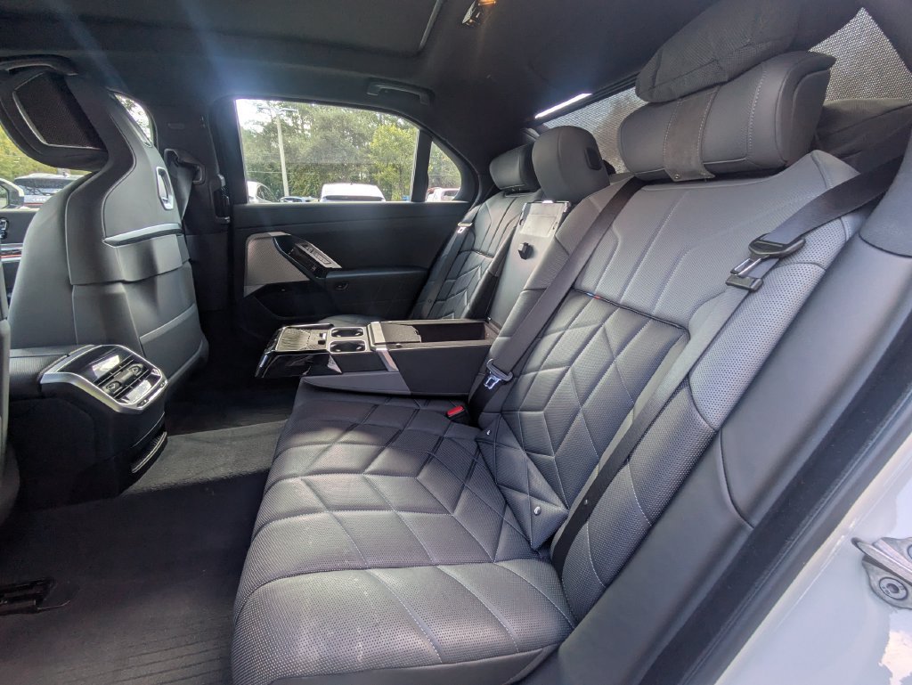 Used 2023 BMW i7 xDrive60 w/ Parking Assistance Package AWD/4WD image 17