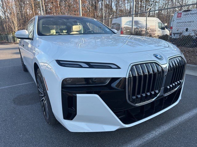 Used 2025 BMW 750e xDrive image 3