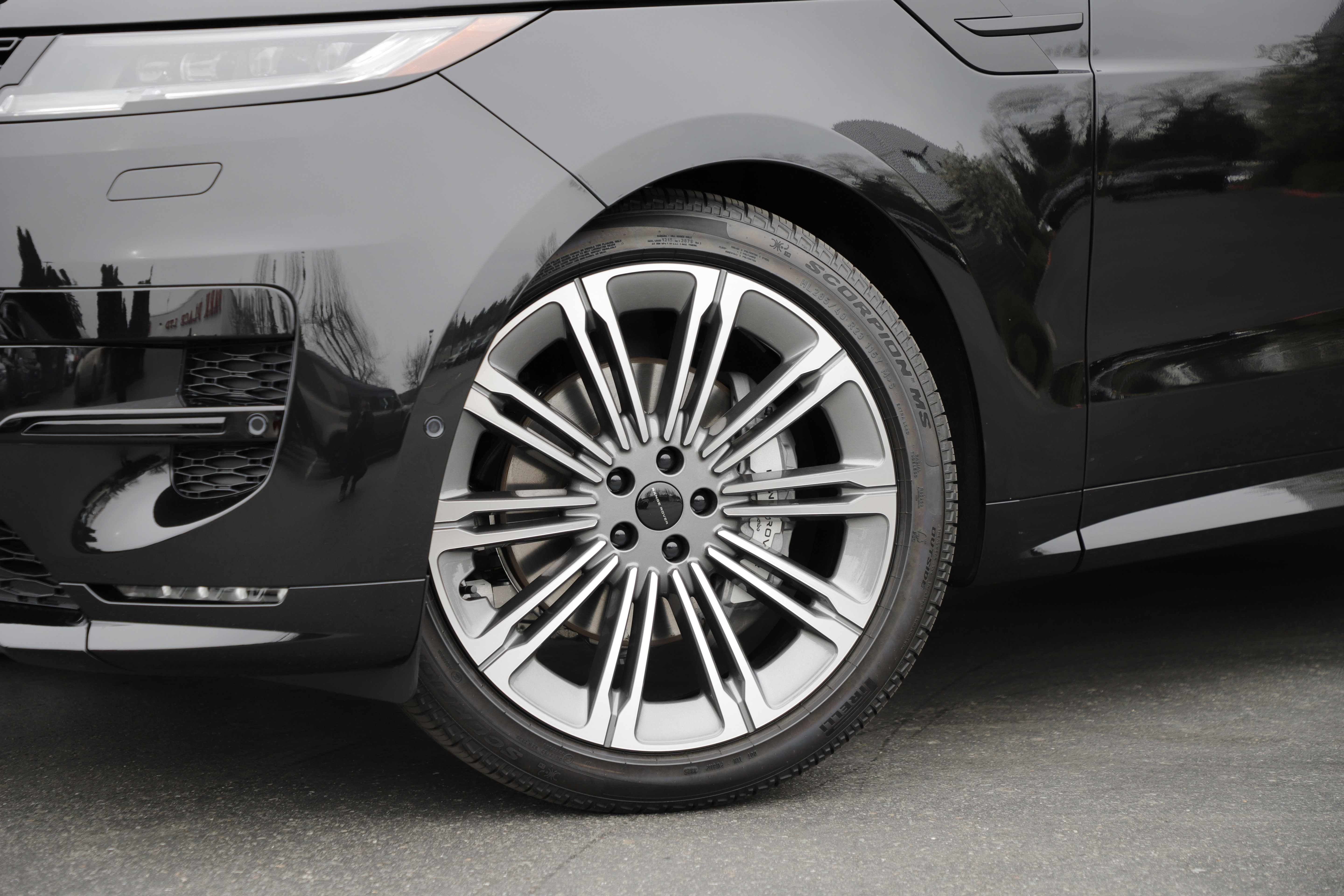 New 2026 Land Rover Range Rover Sport Dynamic SE AWD/4WD image 2