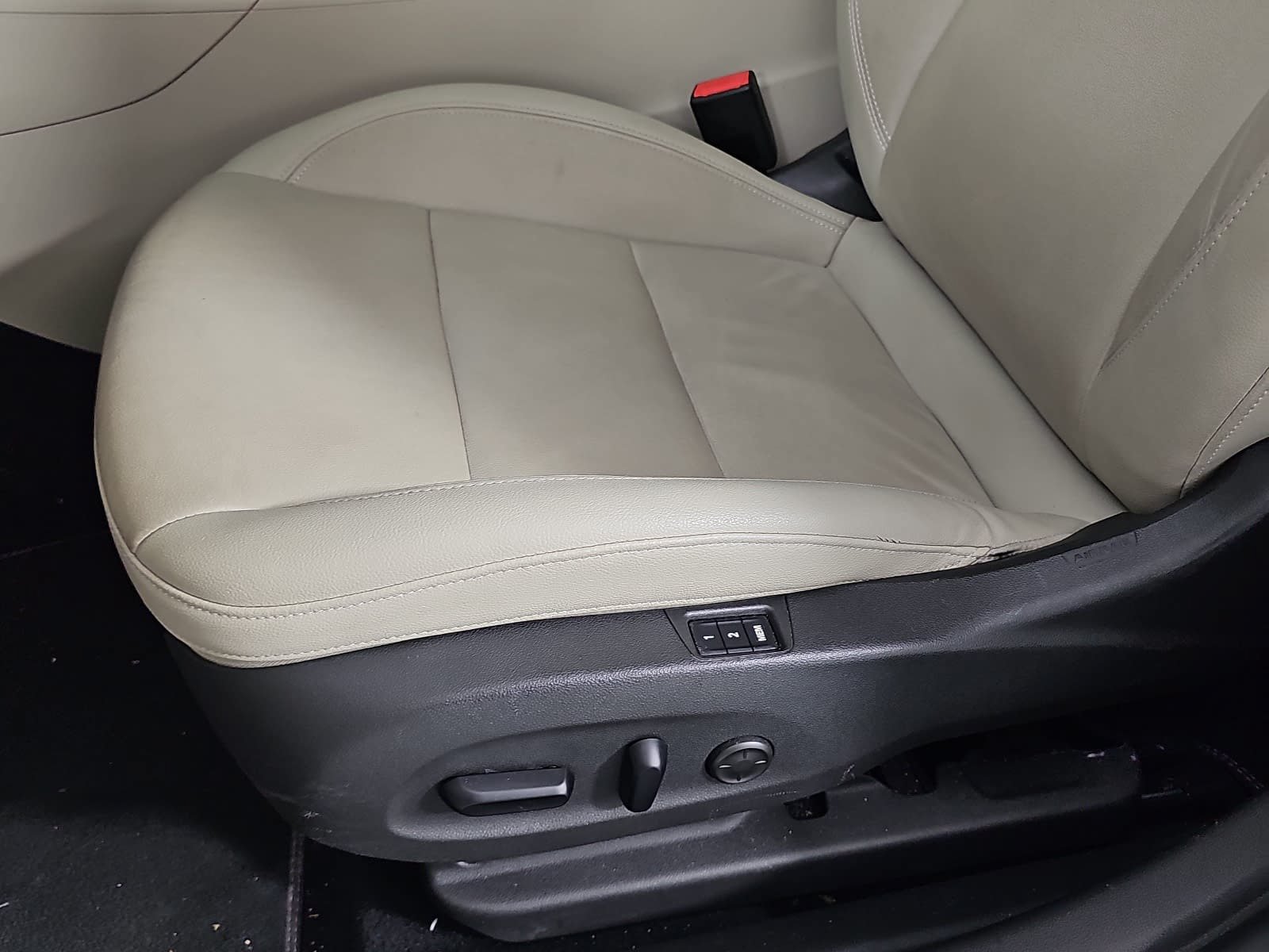 Used 2018 Buick Regal Essence w/ Driver Confidence Package #1 FWD image 25
