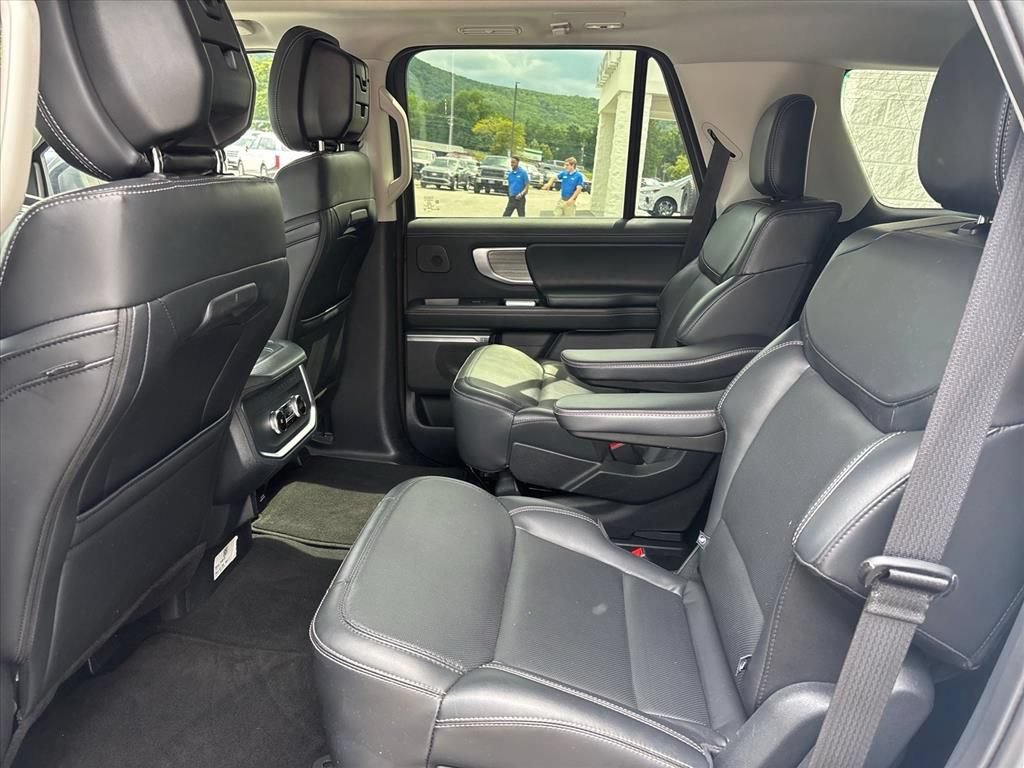 Used 2026 Ford Expedition Platinum w/ Driver's Package AWD/4WD image 10