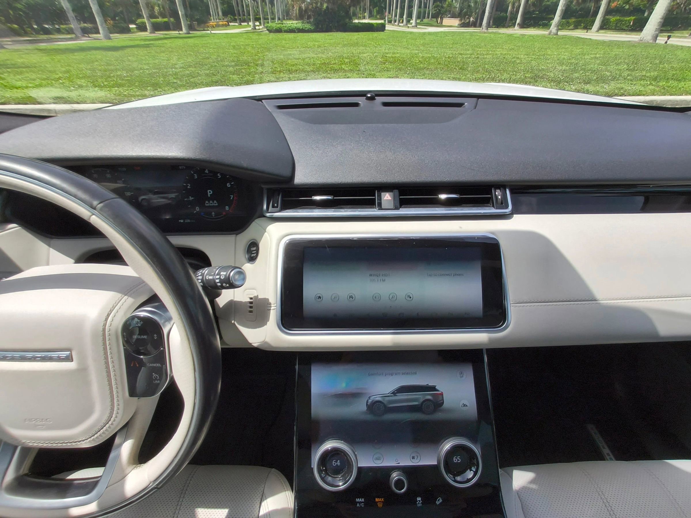 Used 2019 Land Rover Range Rover Velar R-Dynamic SE image 17