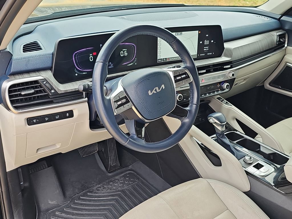 Used 2024 Kia Telluride EX w/ EX Captain's Chair Package image 17