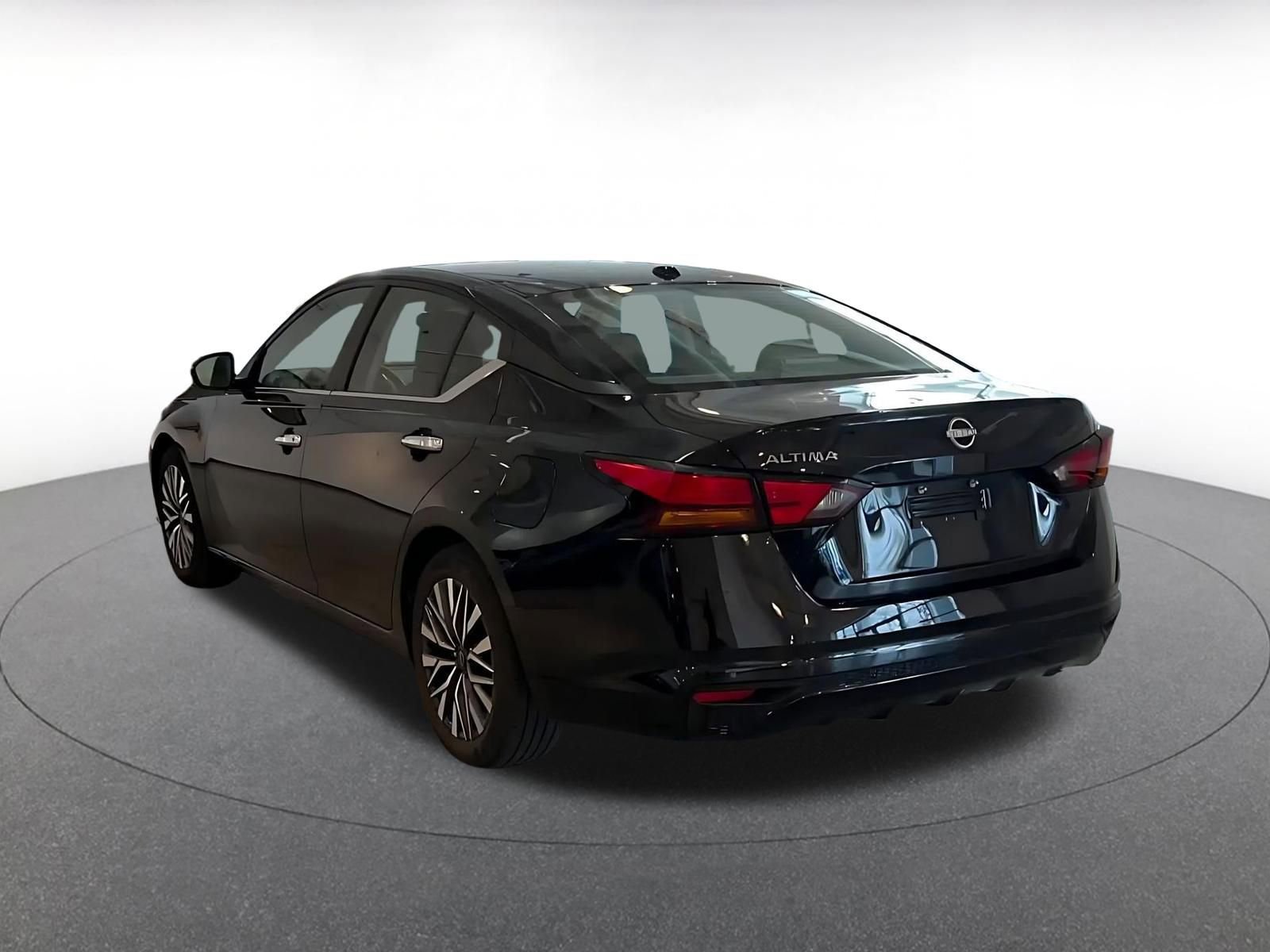 Used 2025 Nissan Altima 2.5 SV image 11