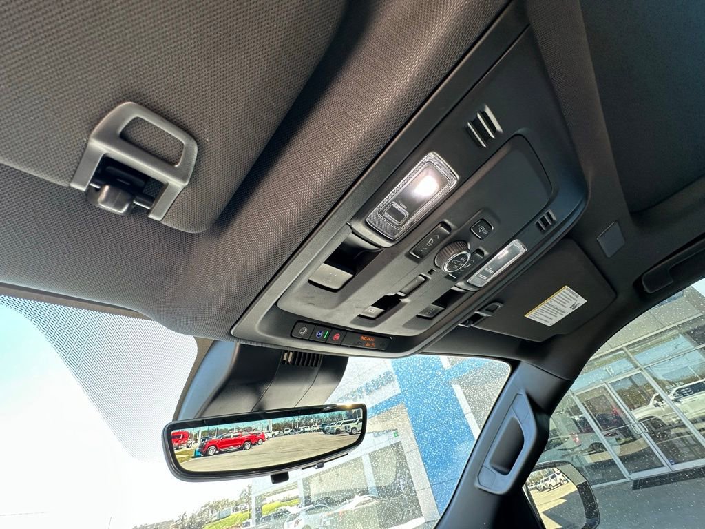 Used 2025 Chevrolet Suburban High Country AWD/4WD image 36