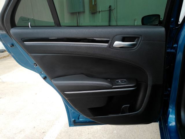Used 2023 Chrysler 300 Touring w/ Sport Appearance Package image 15