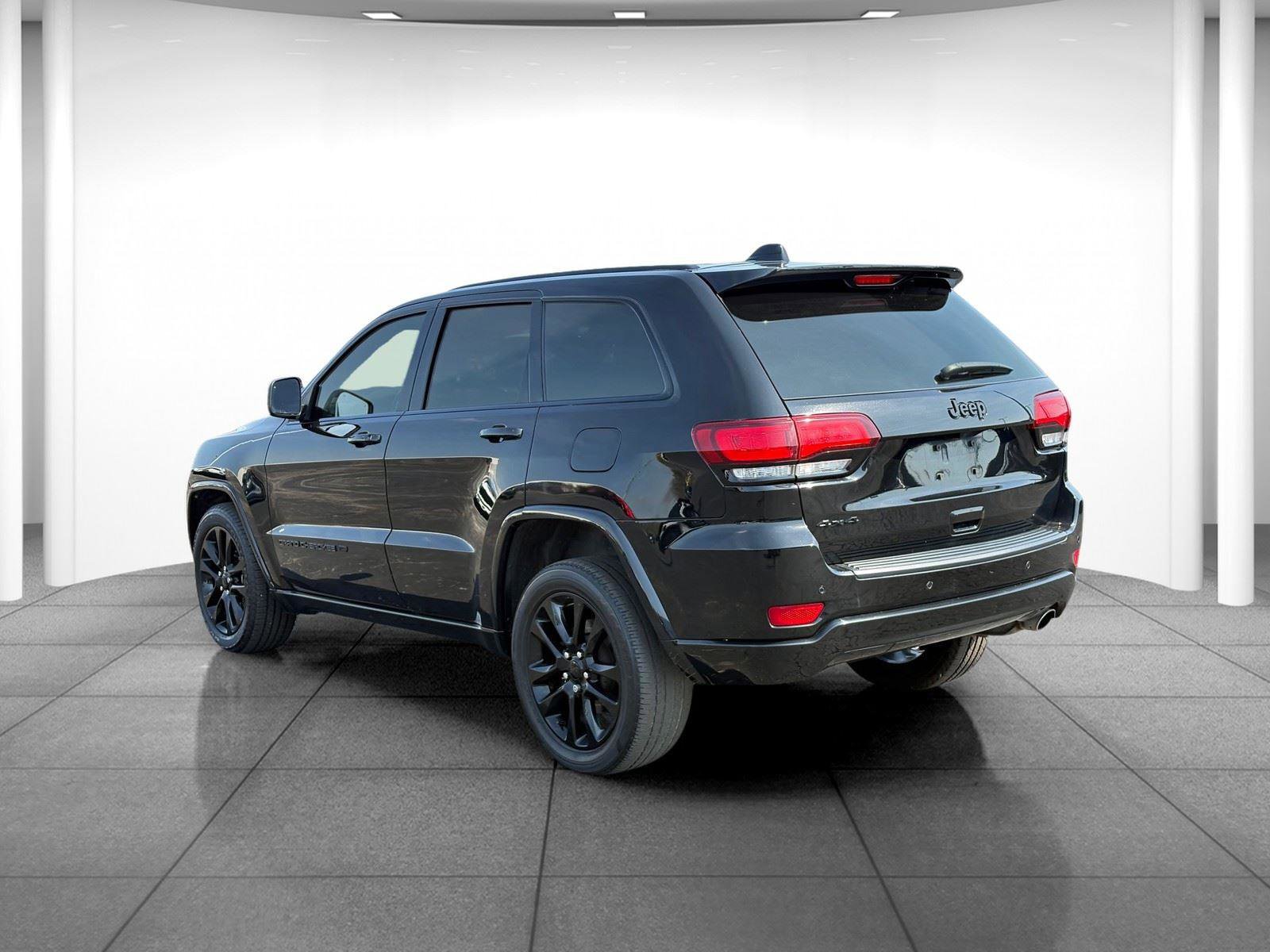 Used 2022 Jeep Grand Cherokee Laredo X image 5
