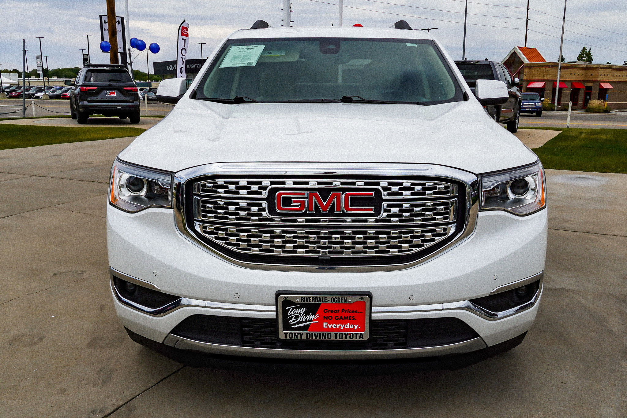 Used 2018 GMC Acadia Denali w/ Technology Package FWD image 3