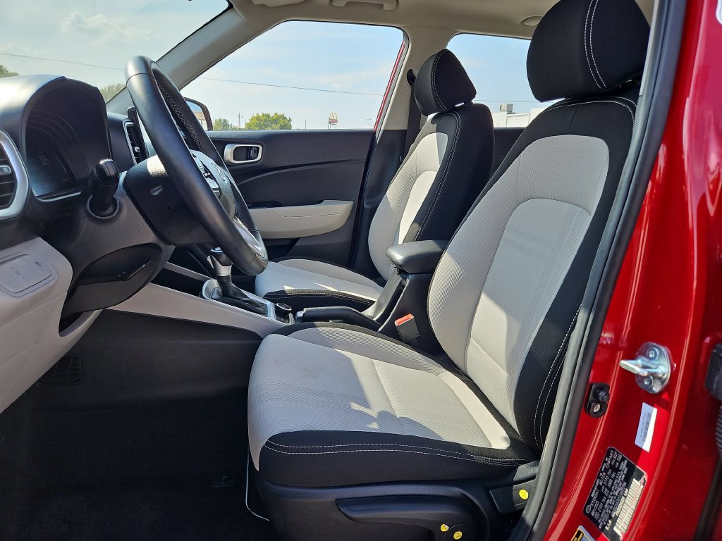 Used 2025 Hyundai Venue SEL FWD image 24