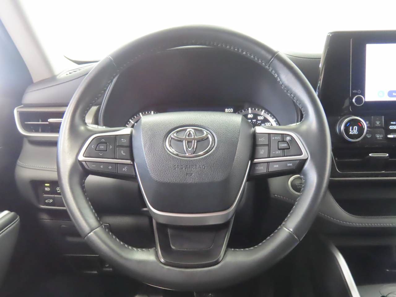 Used 2024 Toyota Highlander LE AWD/4WD image 9