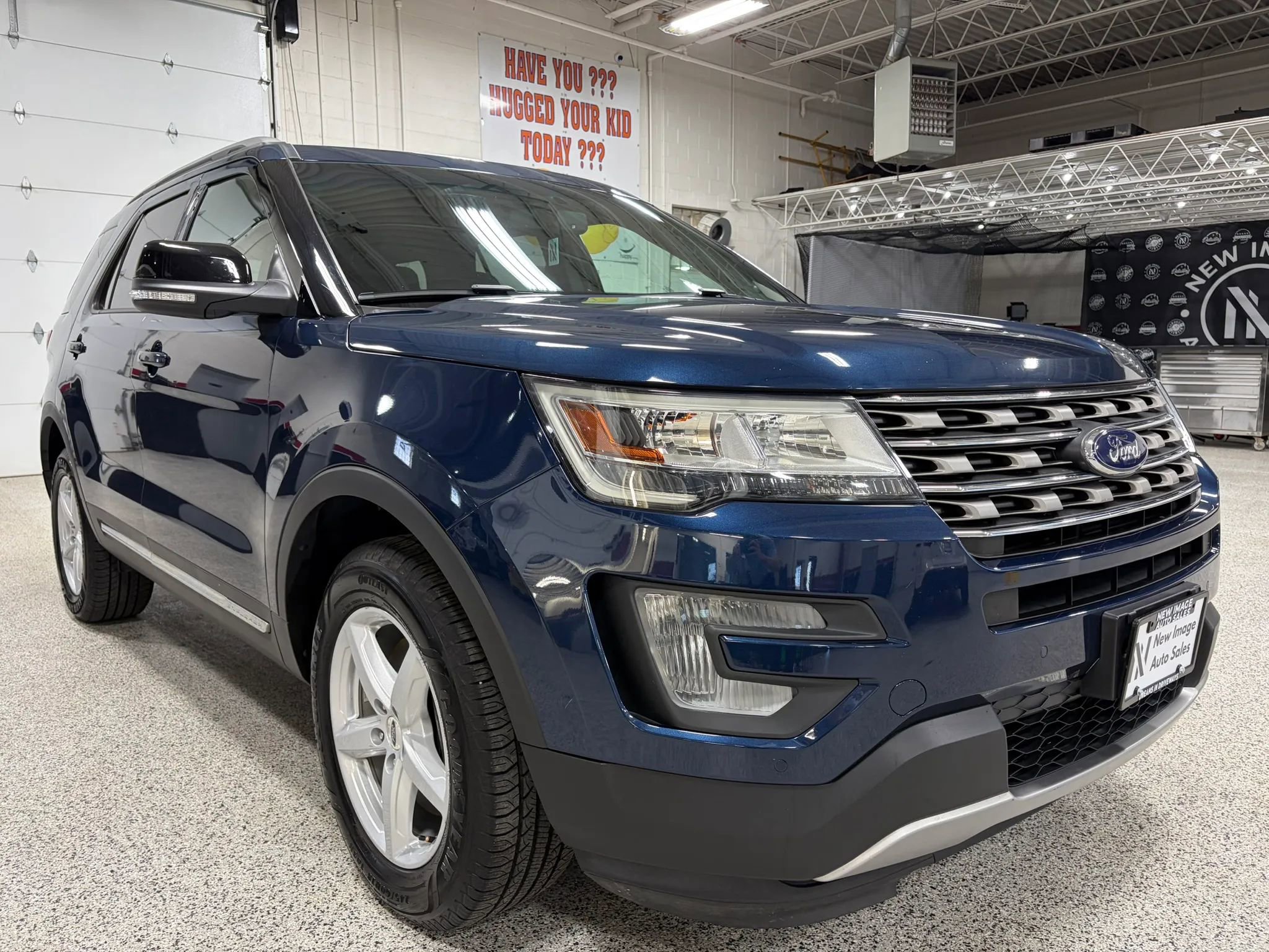 Used 2017 Ford Explorer XLT w/ Equipment Group 201A AWD/4WD image 1