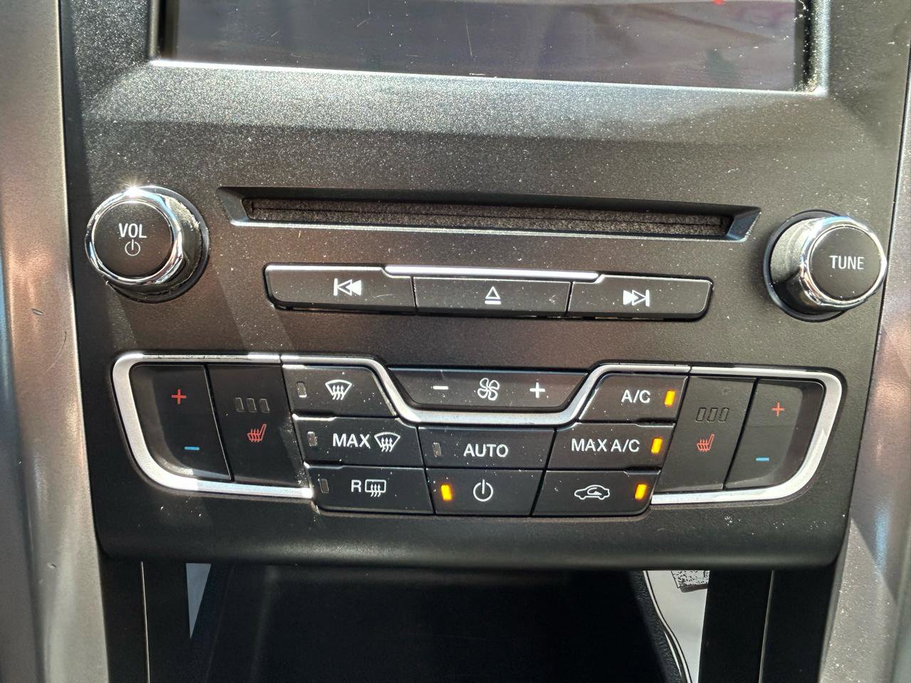 Used 2017 Ford Fusion SE w/ Fusion SE Technology Package FWD image 27