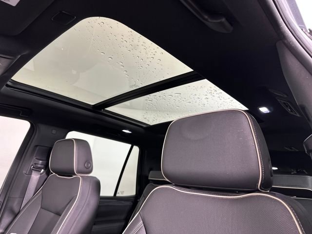 Used 2023 GMC Yukon SLT w/ SLT Premium Package image 12