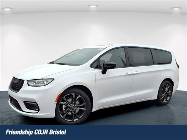 New 2026 Chrysler Pacifica Select image 1