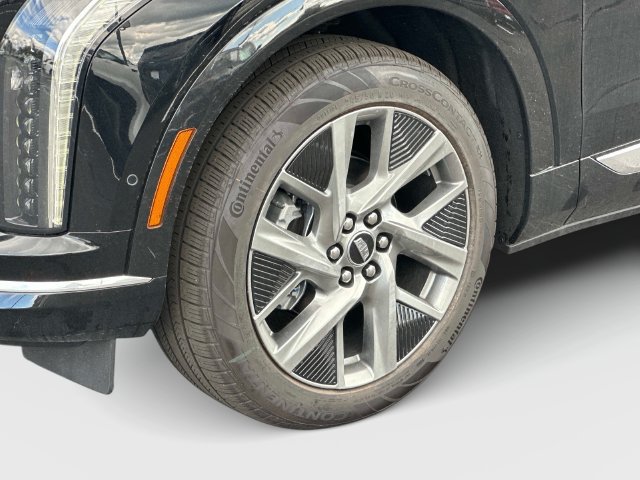 New 2027 Cadillac Optiq Premium Luxury w/ LPO, Floor Liner Package AWD/4WD image 17