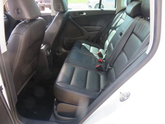 Used 2017 Volkswagen Tiguan SEL AWD/4WD image 23