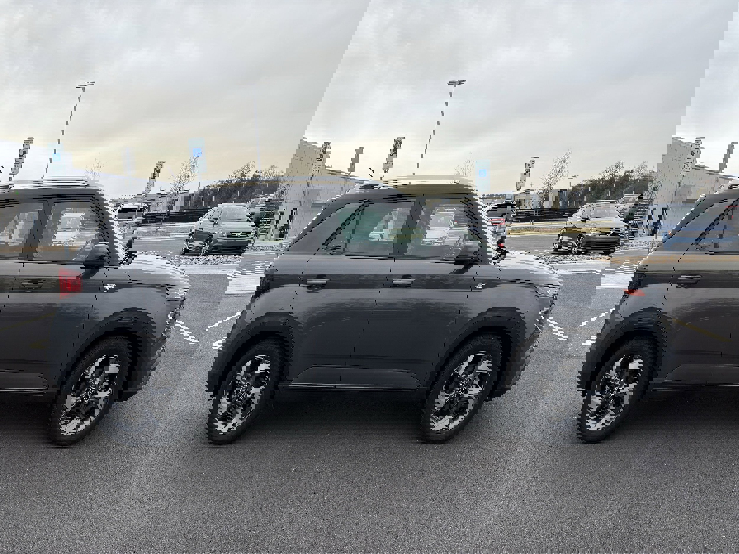 Used 2024 Hyundai Venue Limited image 7