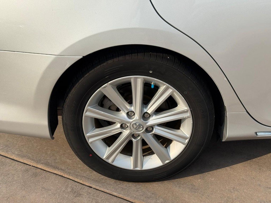 Used 2014 Toyota Camry XLE w/ Leather Package FWD image 6