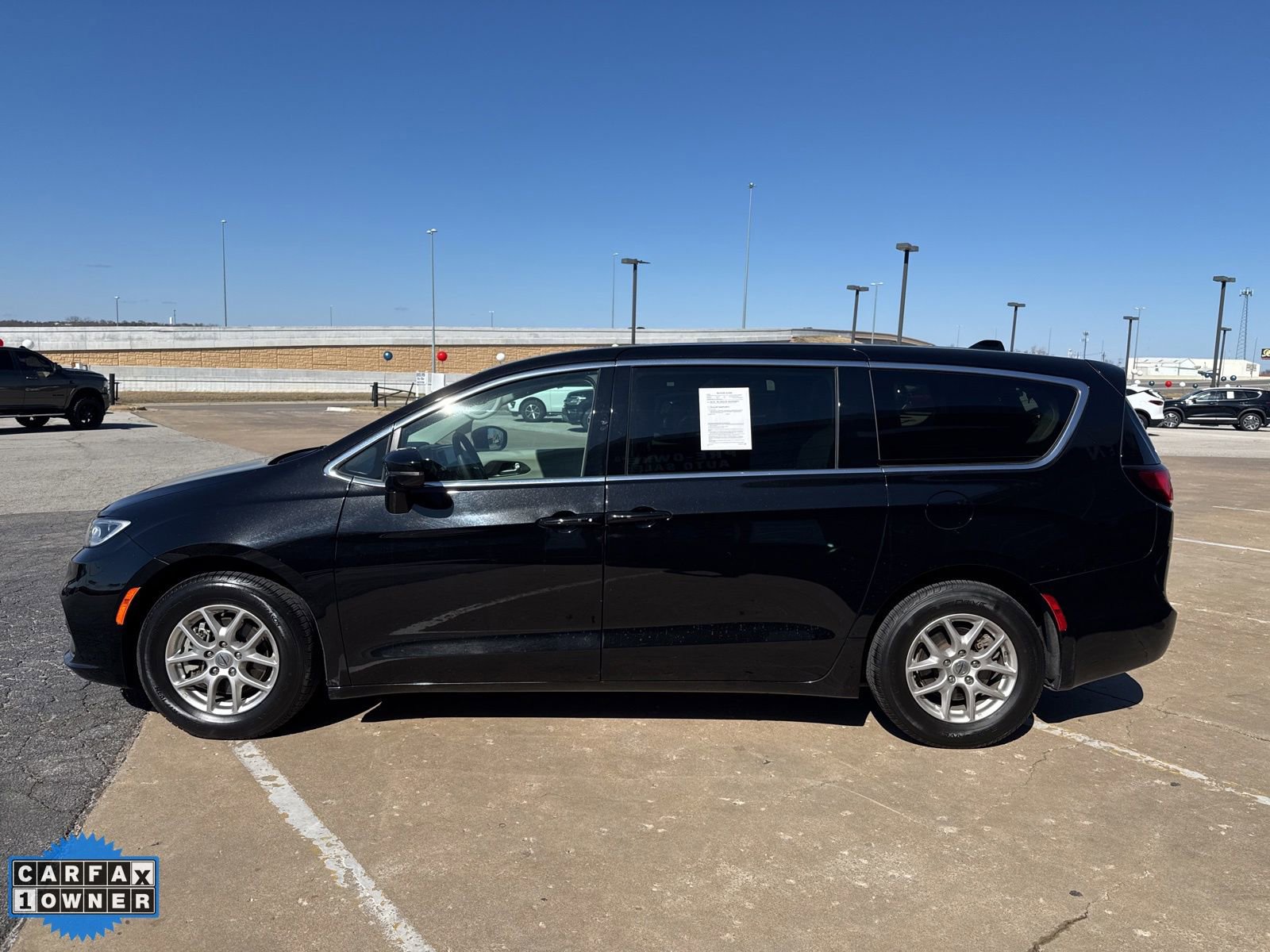Used 2024 Chrysler Pacifica Touring-L FWD image 6