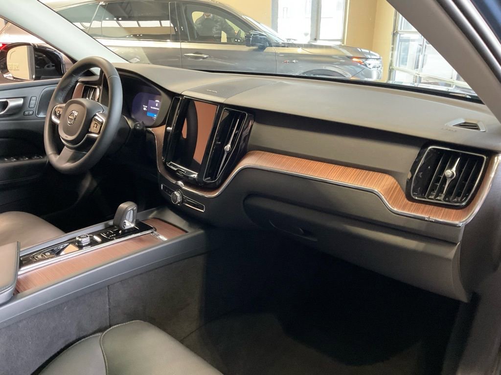 Used 2024 Volvo XC60 B5 Plus image 19