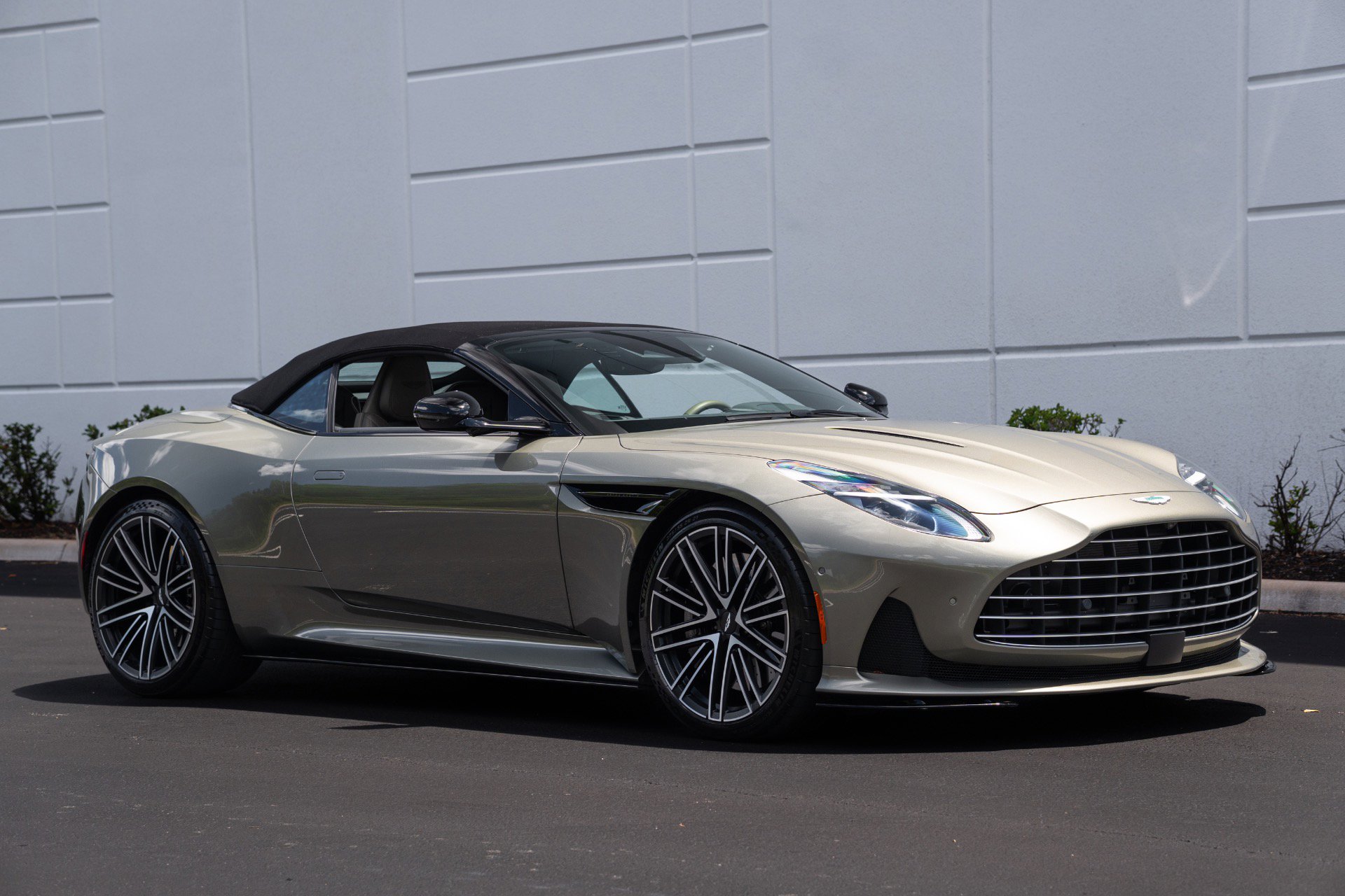 Used 2024 Aston Martin DB12 Convertible RWD image 4