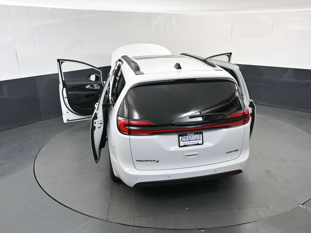 Used 2025 Chrysler Pacifica Limited FWD image 18