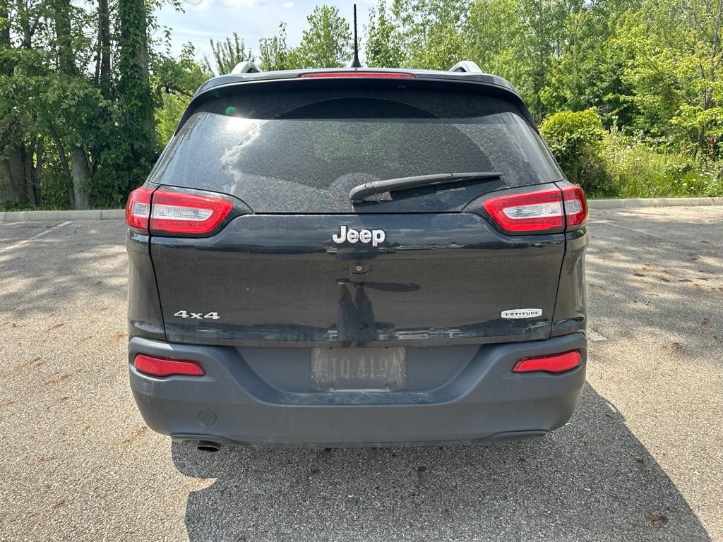 Used 2016 Jeep Cherokee Latitude w/ Cold Weather Group AWD/4WD image 9