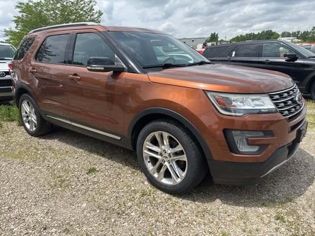 Used 2017 Ford Explorer XLT w/ Equipment Group 202A FWD image 3