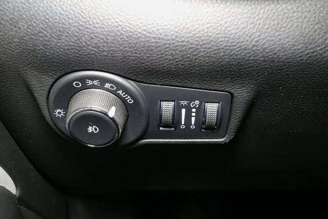 Used 2023 Jeep Compass Limited image 34