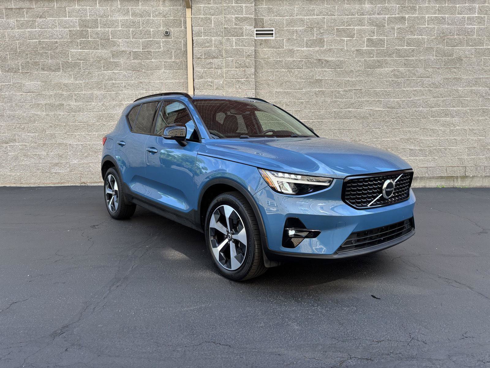 Used 2023 Volvo XC40 B5 Plus w/ Climate Package AWD/4WD video 1