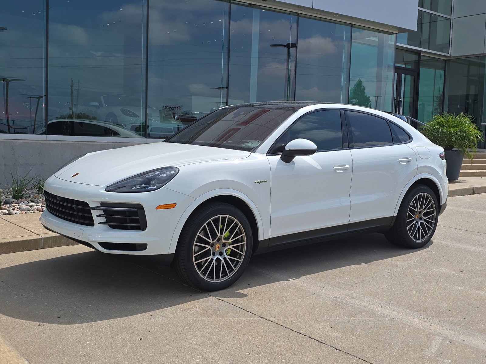 Certified 2023 Porsche Cayenne Platinum Edition AWD/4WD image 1