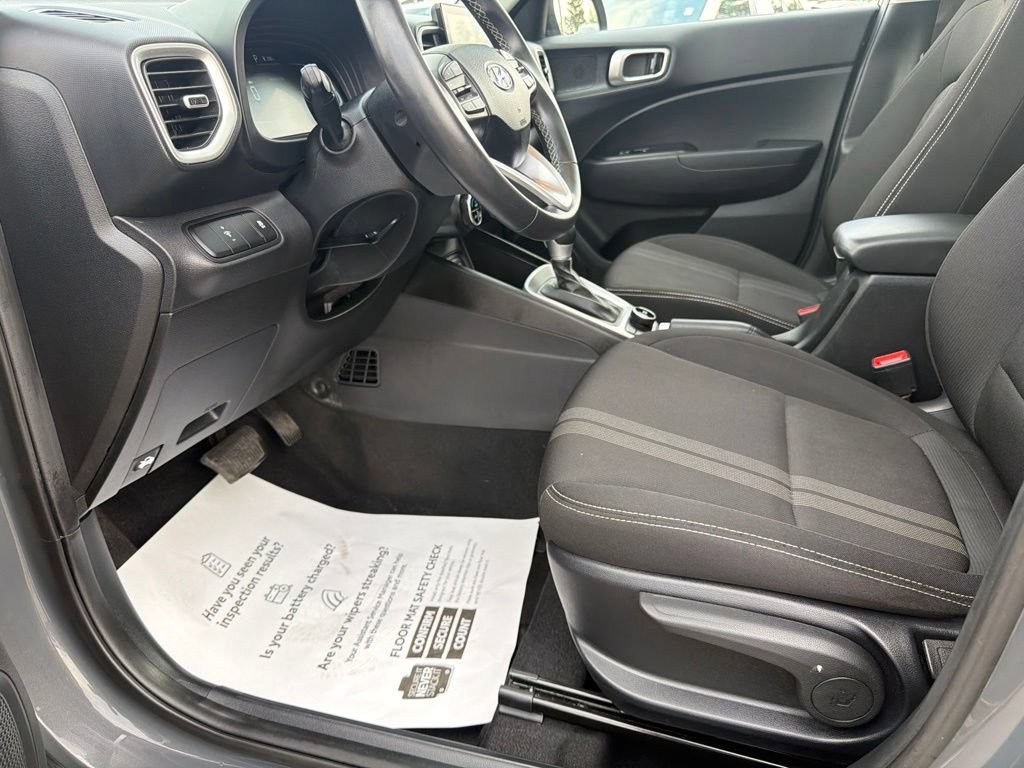 Used 2025 Hyundai Venue SEL FWD image 21