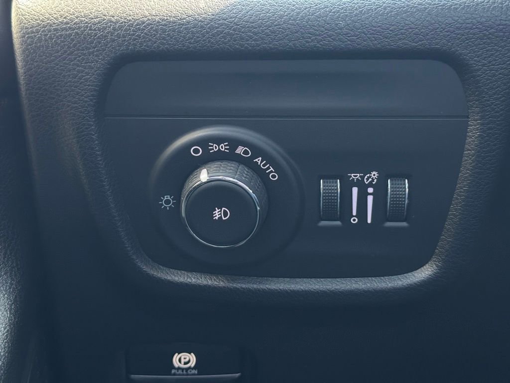 Used 2024 Jeep Grand Cherokee Limited w/ Luxury Tech Group II image 16