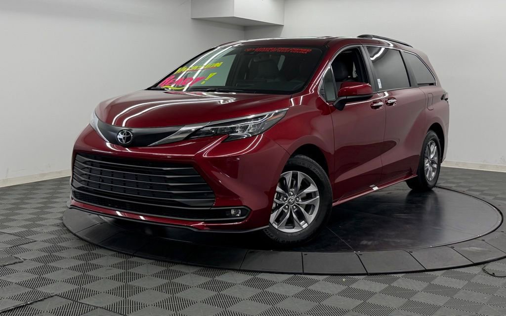 Used 2026 Toyota Sienna XLE FWD image 3