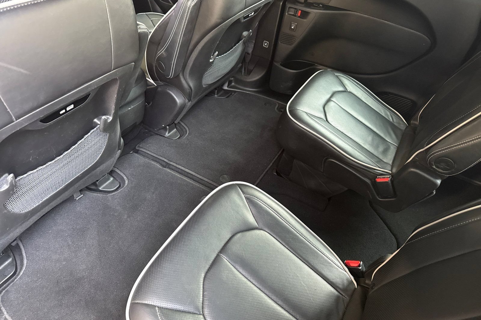 Used 2025 Chrysler Pacifica Limited FWD image 13